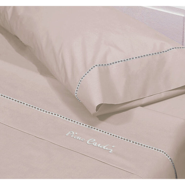 Rosa Pierre Cardin Arcadia Bettwäsche-Set mit Zierstichen und Logo.