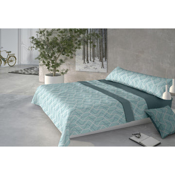Blaues Pierre Cardin Bettwäsche-Set mit geometrischem Muster für Doppelbett im Schlafzimmer.
