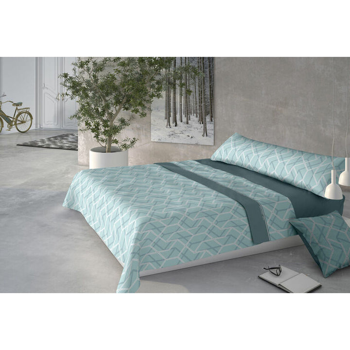 Blaues Pierre Cardin Bettwäsche-Set mit geometrischem Muster für Doppelbett im Schlafzimmer.