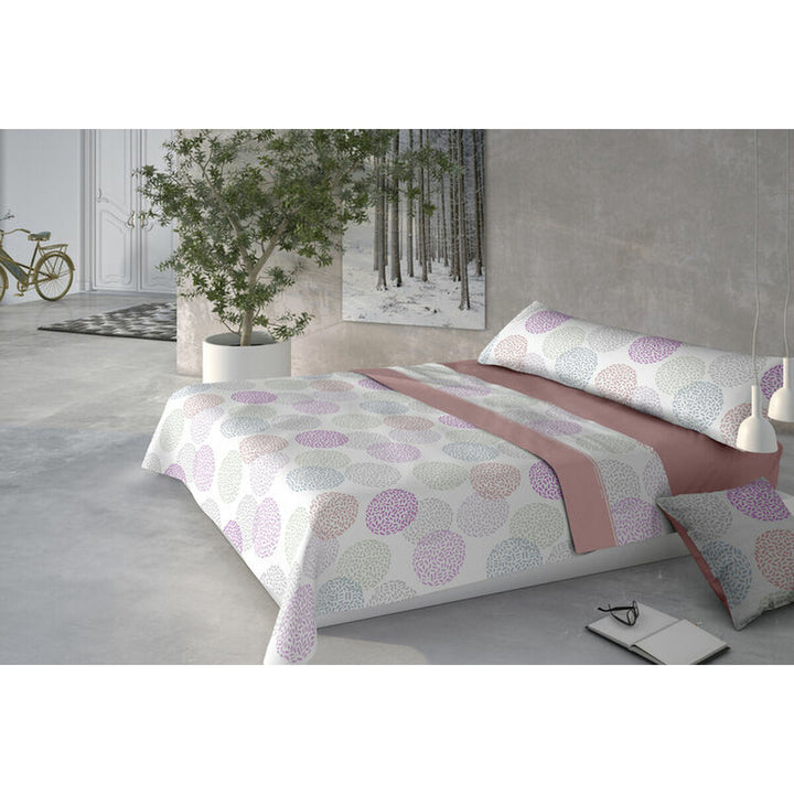 Pierre Cardin Bettwäsche-Set in Rosa mit bunten Kreisen. Einzelmatratze im modernen Schlafzimmer.