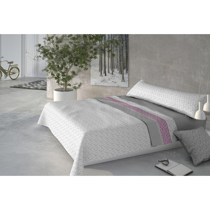 Graue Pierre Cardin CORALINA NINO Bettwäsche mit geometrischem Muster und korallenroten Akzenten.