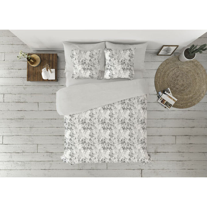 Graues Pierre Cardin Bettbezug-Set King Size mit floralem Muster und passenden Kissenbezügen.