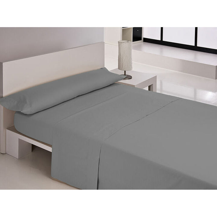 Anthrazit Bettwäsche-Set DENVER auf einem Bett. Inklusive Kissenbezug und Doppelmatratze.