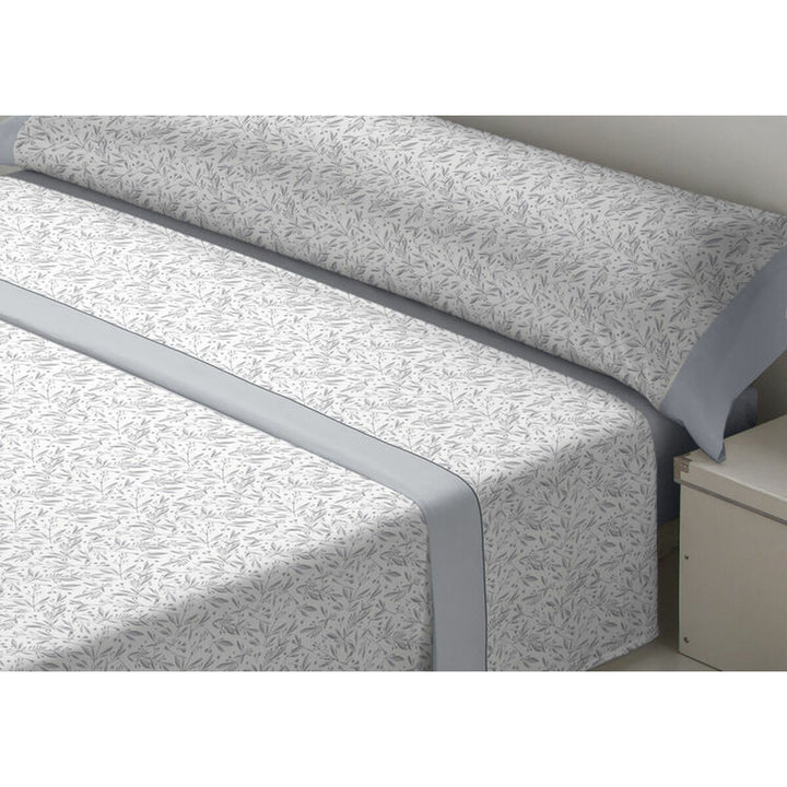 Graues Bettwäsche-Set mit Blätter-Muster. Franela Einzelmatratze für ein stilvolles Schlafzimmer.