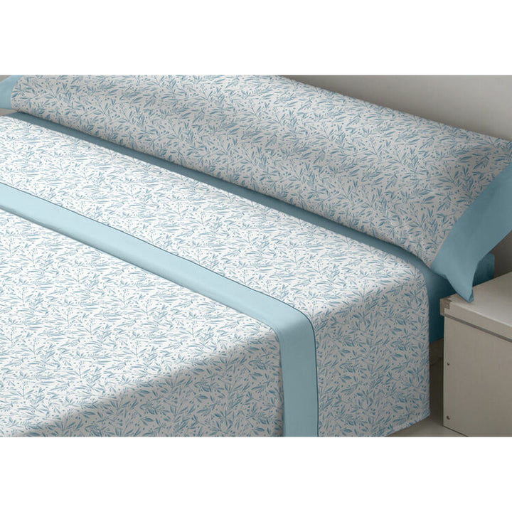 Blaues King-Size-Bettwäsche-Set mit Blattmuster und hellblauem Rand.