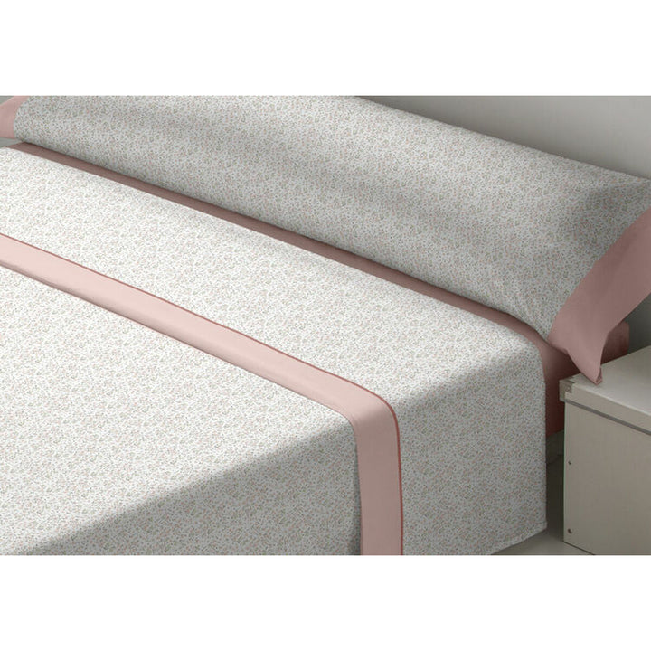 Rosa King Size Flanell Bettwäsche-Set mit zartem Blumenmuster und pinkfarbenen Akzenten.