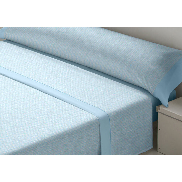 Blaues CEBRA Bettwäsche-Set für Einzelmatratze mit Streifenmuster.