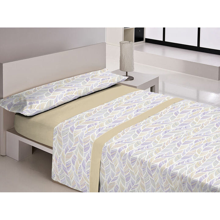 Beige Doppelmatratze Bettwäsche-Set mit Blättermuster. Komfortable Bettwäsche für erholsamen Schlaf.