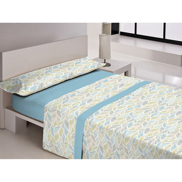 Blaues Bettwäsche-Set mit Blattmuster für Doppelmatratze im Schlafzimmer.