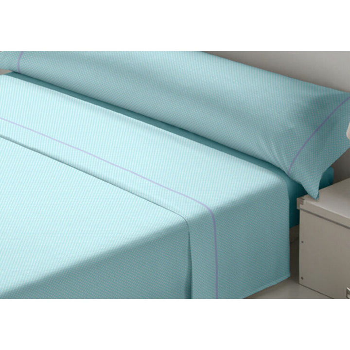 Blaues King Size Bettwäsche-Set mit Muster und lila Details.