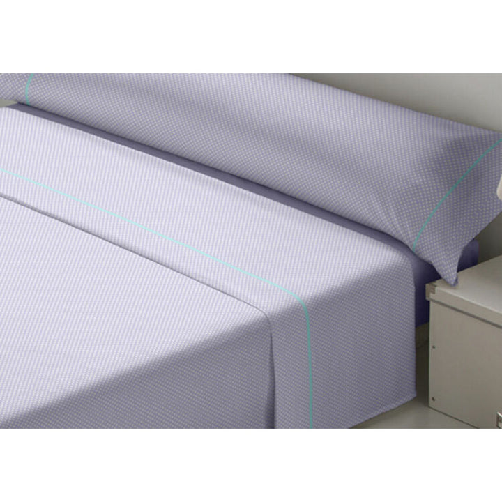 Violettes King Size Bettwäsche-Set mit Muster und hellblauem Akzentstreifen.