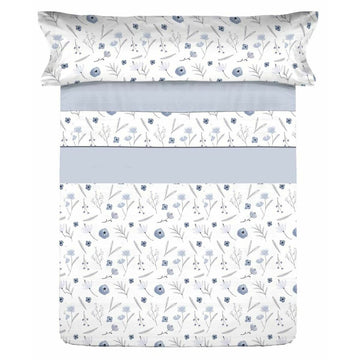 Bettwäsche-Set für Doppelmatratze mit blau-grauem Blumenmuster auf weißem Grund.