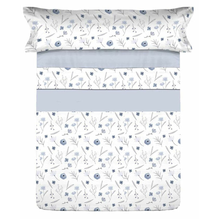 Bettwäsche-Set für Doppelmatratze mit blau-grauem Blumenmuster auf weißem Grund.