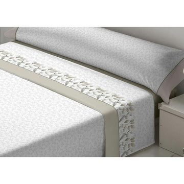 Elfenbeinfarbenes King Size Bettwäsche-Set mit Blätterdesign und dekorativem Rand.