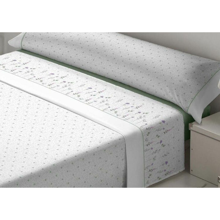 Weiß-grünes Bettwäsche-Set im King-Size-Format mit zarten Blumenmustern.