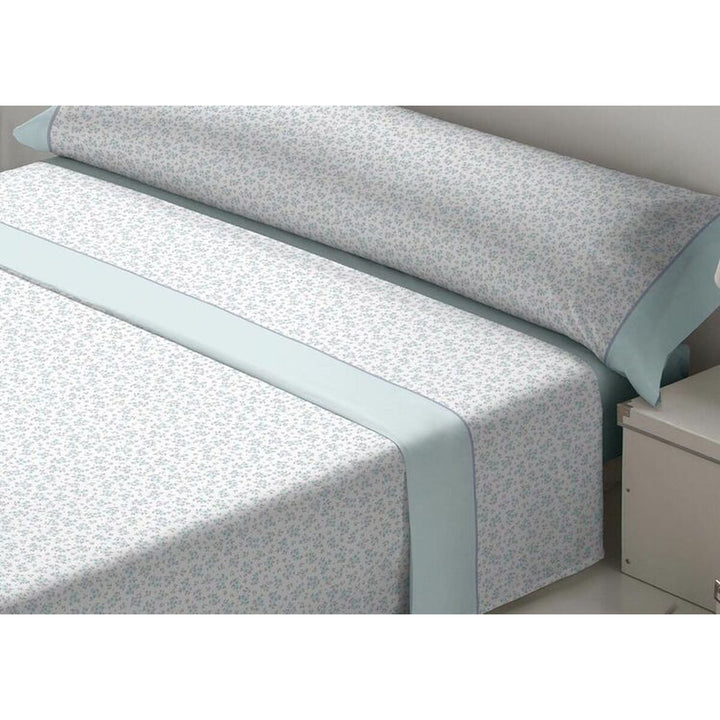 Weiß-grünes Bettwäsche-Set im King-Size-Format mit zartem Blumenmuster und grünen Akzenten.