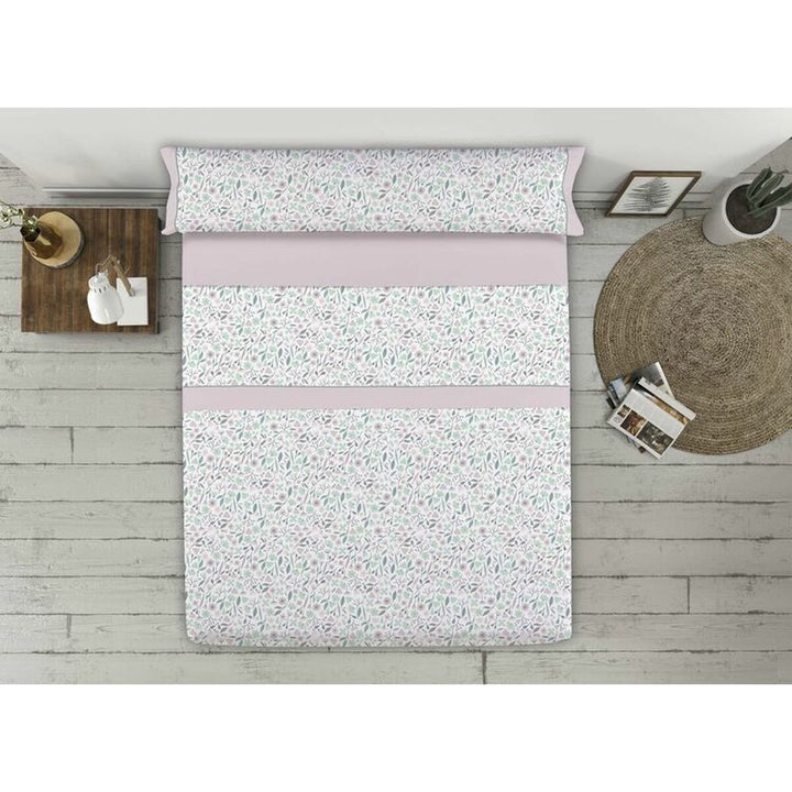 Blumiges Bettwäsche-Set für Einzelmatratze mit rosa Akzentband in gemütlicher Umgebung.
