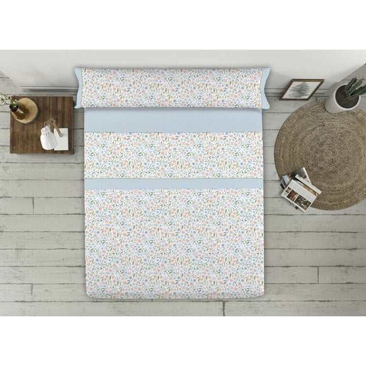 Blaues Bettwäsche-Set mit Blumenmuster für Einzelmatratze. Sanftes Design und passende Kissenbezüge.