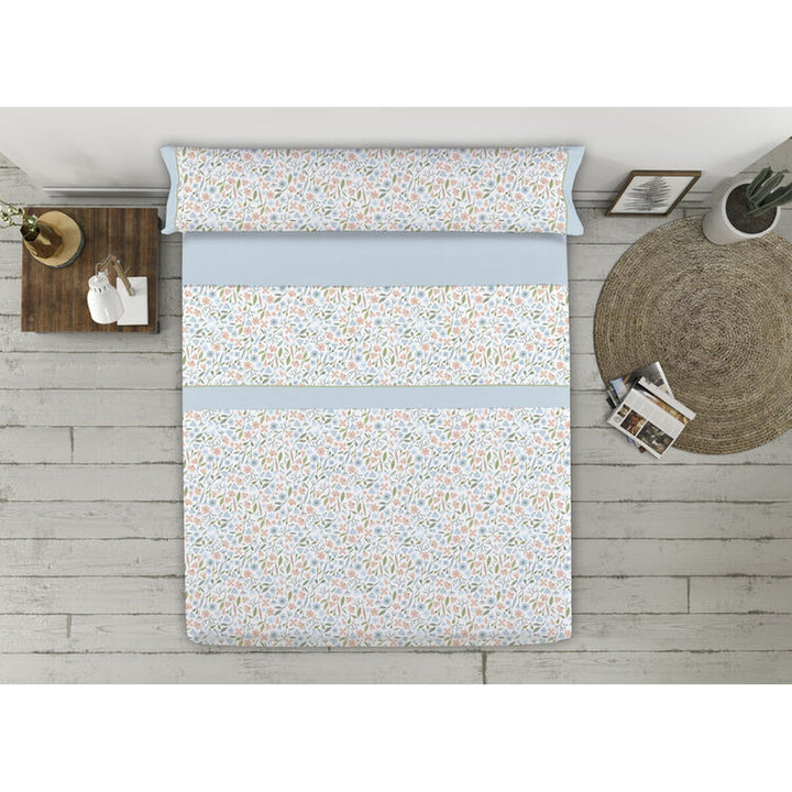 Blaues Bettwäsche-Set mit Blumenmuster für Doppelmatratze im Schlafzimmer.