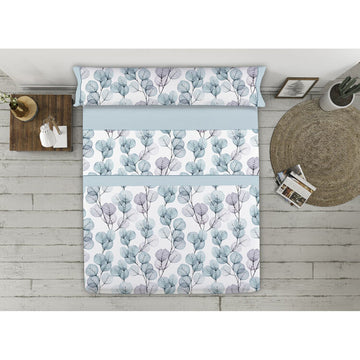 Blaues Bettwäsche-Set mit Blättern für Doppelmatratze. Elegantes Design mit zarten Blautönen.