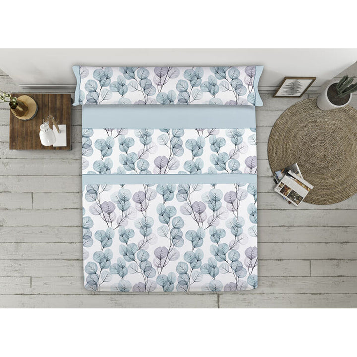 Blaues Bettwäsche-Set mit Blättern für Doppelmatratze. Elegantes Design mit zarten Blautönen.