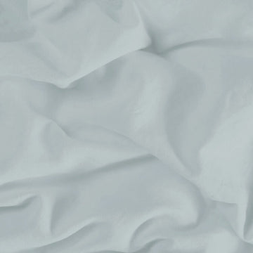 Hellgraues Spannbettlaken für Einzelmatratze, weiche Textur.