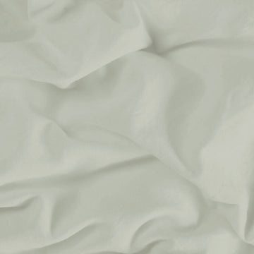 Mintfarbenes Spannbettlaken für Doppelmatratze mit glatter Textur.