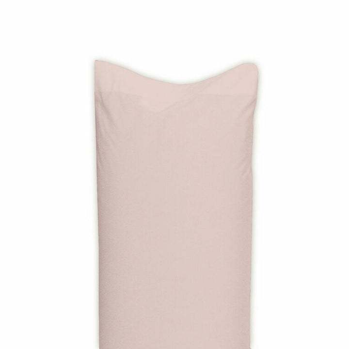 Nahaufnahme: Nudefarbener Kissenbezug (45x100 cm) aus der Happy Home Kollektion.