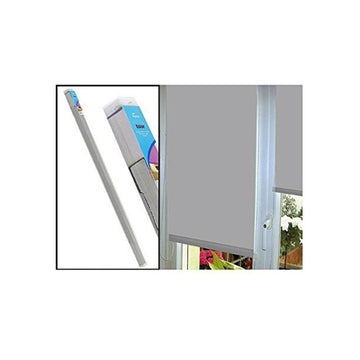 Graues Rollo am Fenster mit Verpackung. Schlichtes Design für effektiven Sonnenschutz.