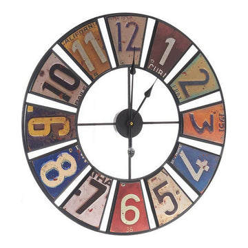 Bunte Retro Wanduhr aus Metall mit Kennzeichen-Ziffern und schwarzem Rahmen.