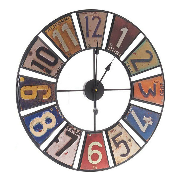 Bunte Retro Wanduhr aus Metall mit Kennzeichen-Ziffern und schwarzem Rahmen.
