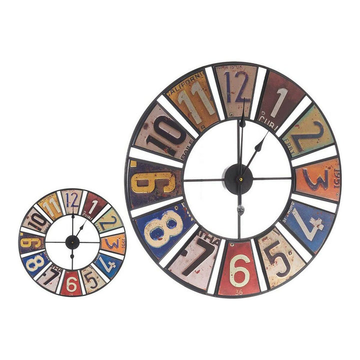 Bunte Retro Wanduhr aus Metall mit Zahlen im Nummernschild-Stil.