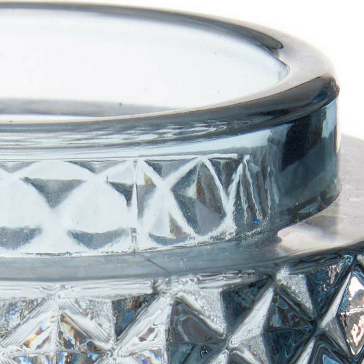 Nahaufnahme: Blaue Kerzenschale aus Glas mit geometrischem Muster.