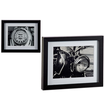 Schwarzer Bilderrahmen aus Spanplatte mit Motorrad-Motiven. Dekoration und modernes Design.