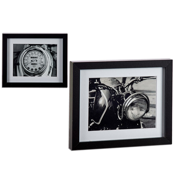 Schwarzer Bilderrahmen aus Spanplatte mit Motorrad-Motiven. Dekoration und modernes Design.