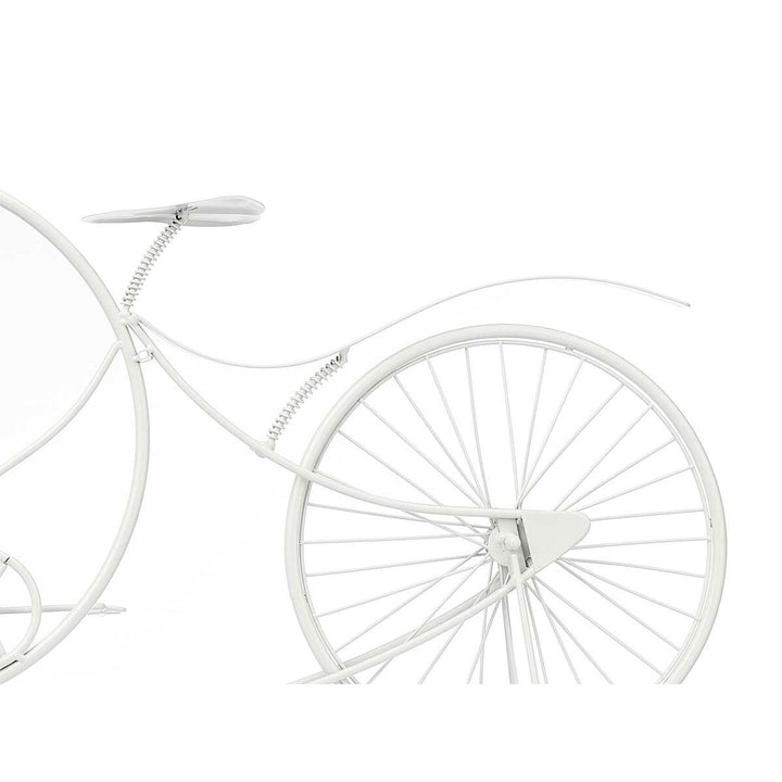 Dekoratives, weißes Metall Fahrrad mit filigranen Speichen und schlichtem Sattel.