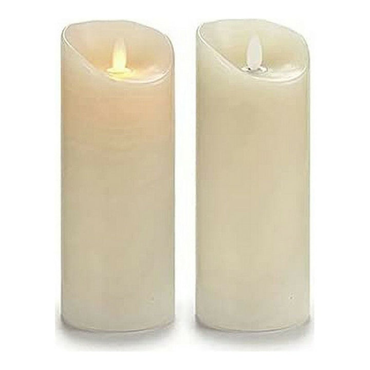 Cremefarbene LED Kerze aus Wachs mit realistischer Flamme für stimmungsvolle Beleuchtung.