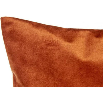 Nahaufnahme: Orangefarbenes Kissen aus Samt Polyester mit weicher Textur.