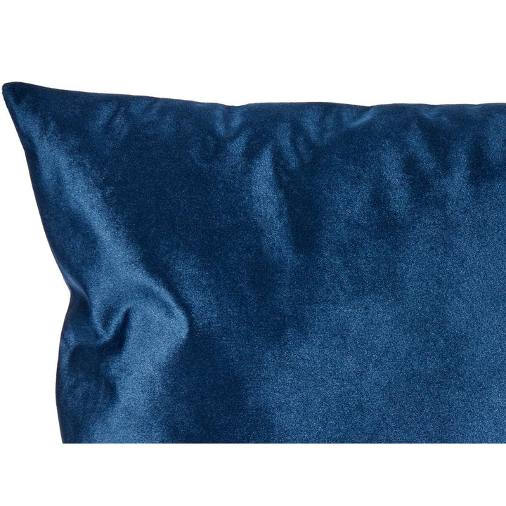 Nahaufnahme des blauen Samtkissens. Polyester Kissen mit weicher Textur.