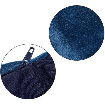 Nahaufnahme blaues Samt Kissen mit Reißverschluss aus Polyester.