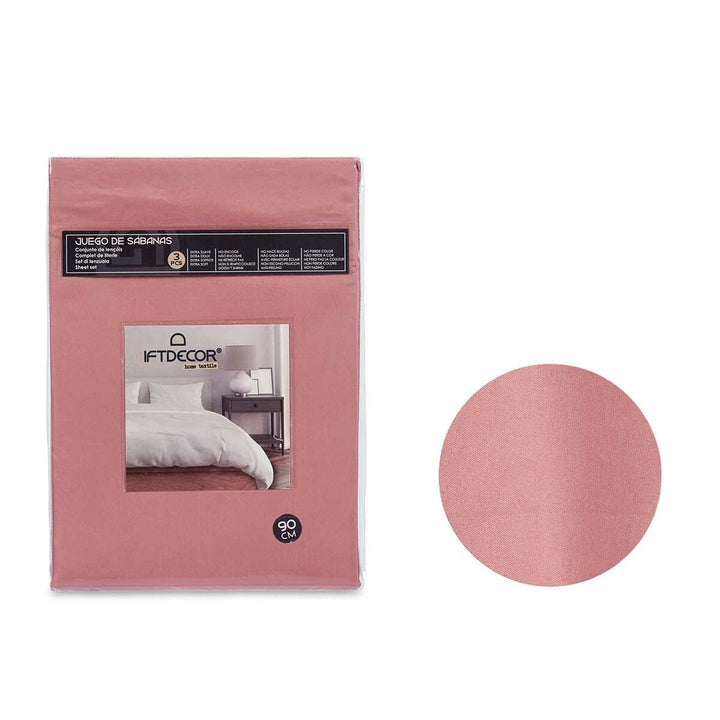 Verpacktes rosa Bettwäsche-Set für Einzelmatratze mit Lifestyle-Bild auf Bett.