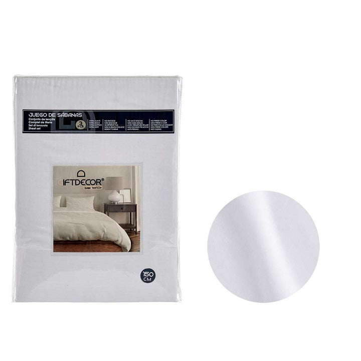 Verpacktes, weißes 3-teiliges Bettwäsche-Set mit Bettwäsche-Muster und Farbfeld.