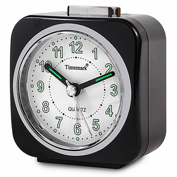 Schwarzer Bordur Timemark Wecker mit silberner Lünette und gut lesbaren, leuchtenden Ziffern.