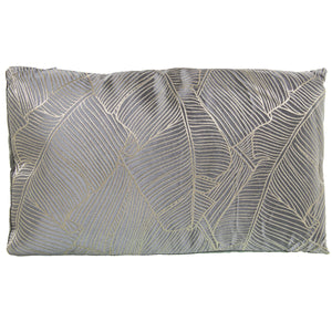 Beige Blattmuster auf einem grauen Alexandra House Living Kissen 50x30 cm.