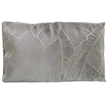 Beige Blattmuster auf einem grauen Alexandra House Living Kissen 50x30 cm.