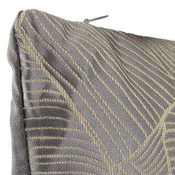 Nahaufnahme: Beige-graues Kissen mit geometrischem Muster, 50x30 cm. Dekokissen.