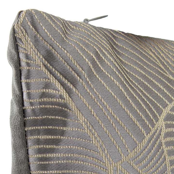 Nahaufnahme: Beige-graues Kissen mit geometrischem Muster, 50x30 cm. Dekokissen.