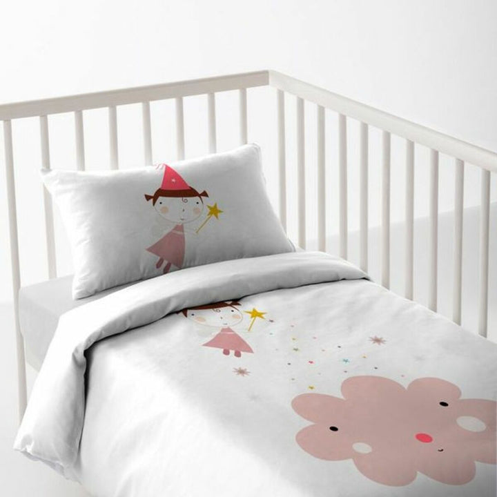 Bettbezug Fairy C: Weißer Bezug mit Feen und Wolken für Babybett.