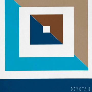 Nahaufnahme: Devota & Lomba Visual Bettdeckenbezug mit geometrischem, blau-braunem Muster.