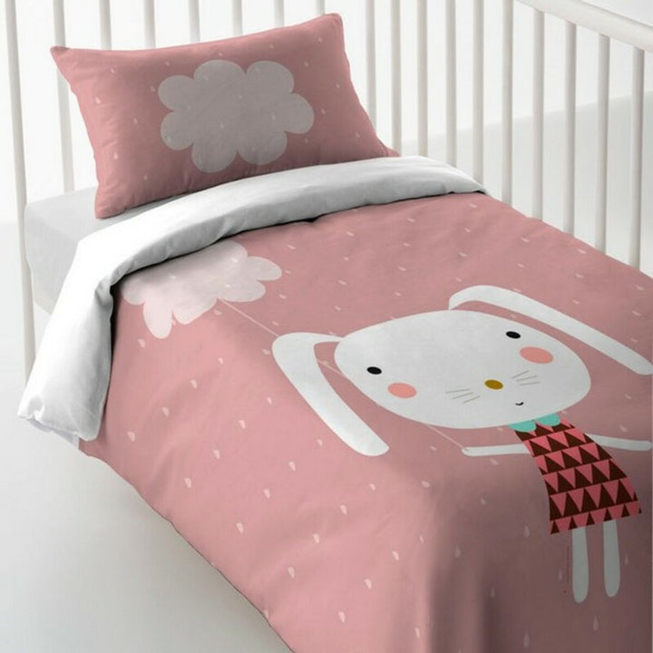 Rosa Babybettbezug mit Wolken und Hasen Design. Süße Bettwäsche für Kinder.
